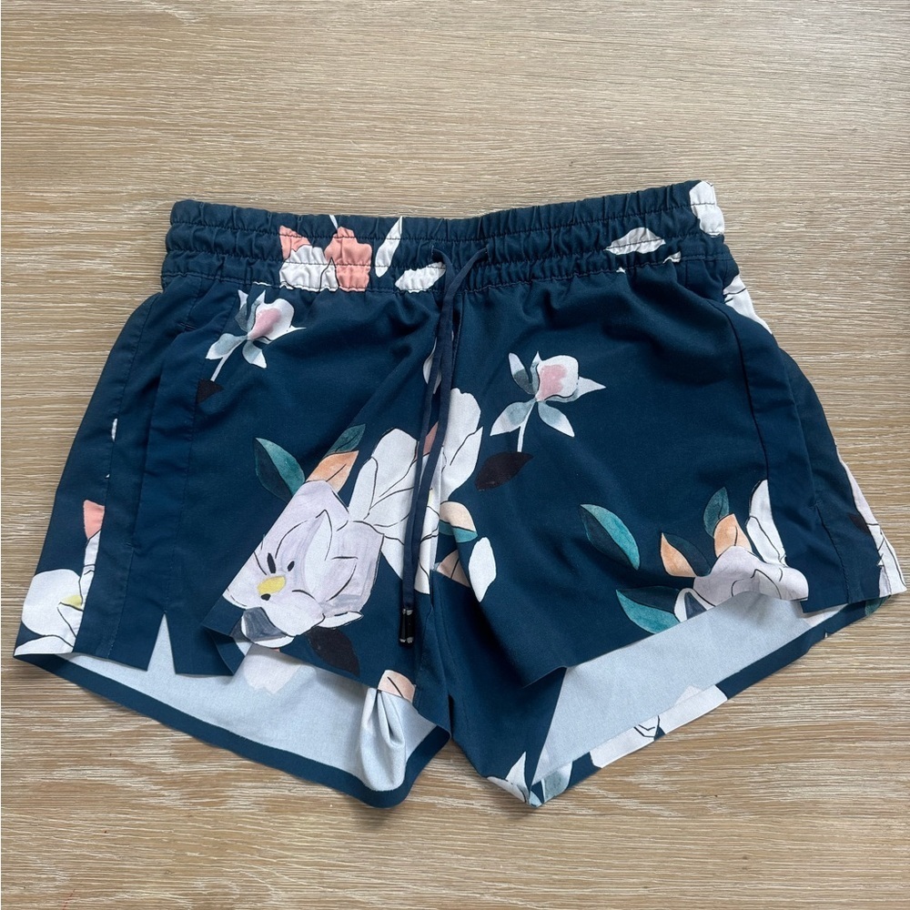 Athleta women’s navy floral print high waisted athletic soft shorts size 2
